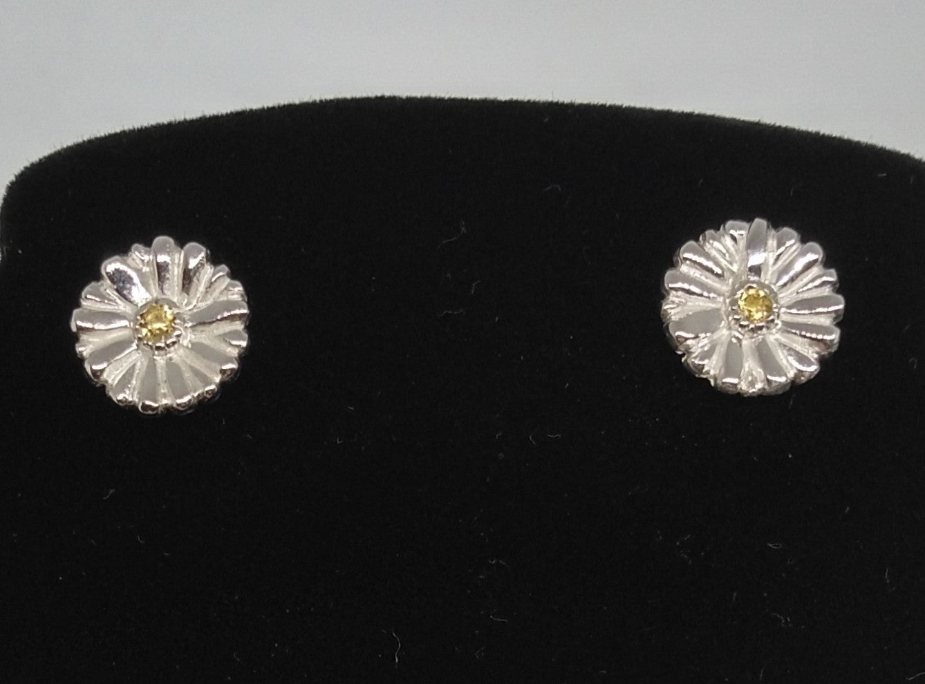 Dainty Daisy Studs in Silver