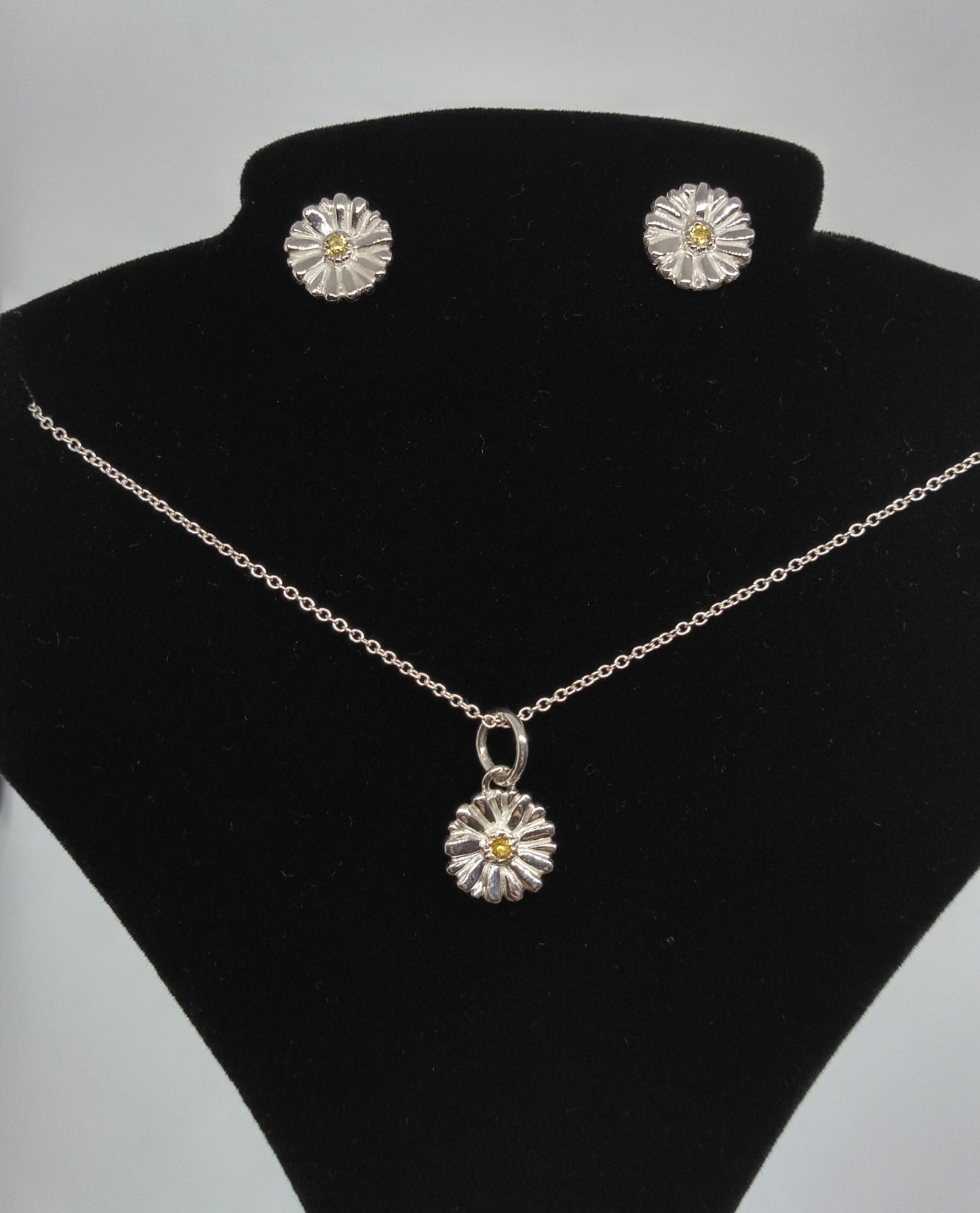 Dainty Daisy Set in Silver