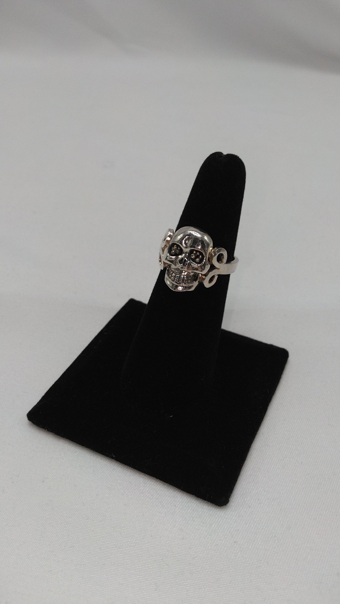 Skull Ring in Silver with Granulated Gold