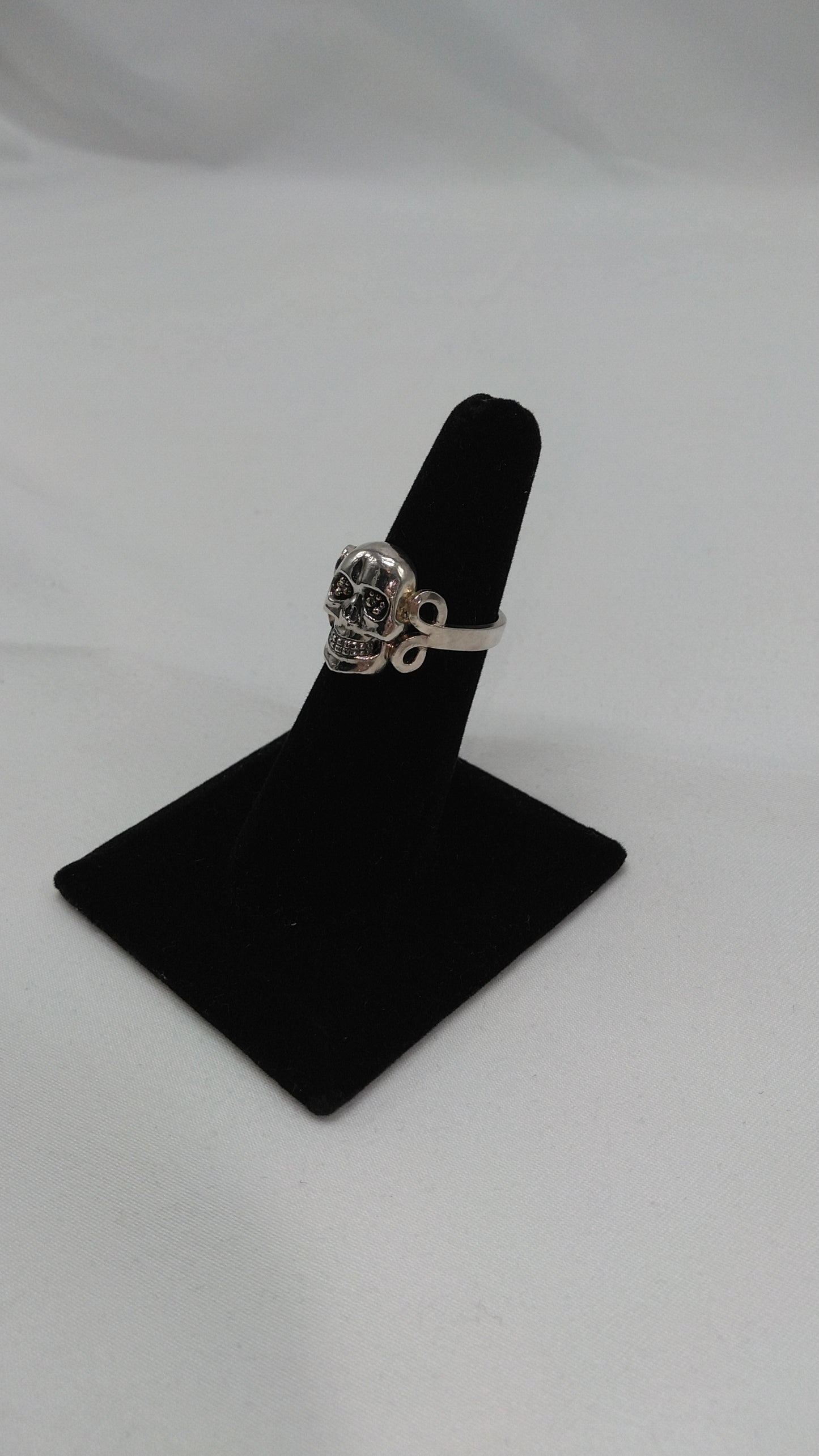 Skull Ring in Silver with Granulated Gold